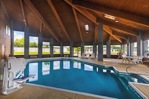 Una piscina techada, abierta desde las 10:00 hasta las 21:00, sombrillas