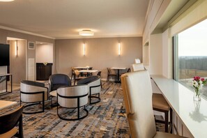 Serves lunch and dinner