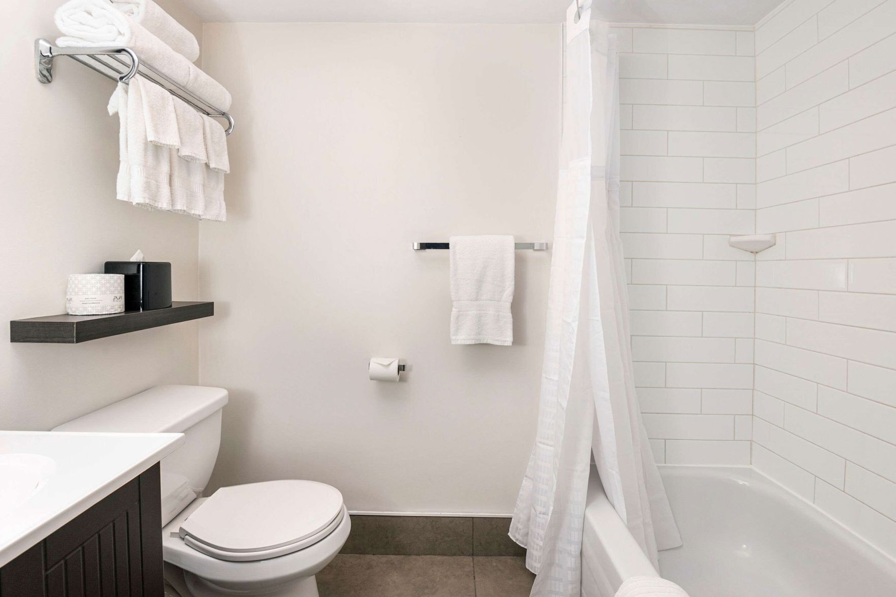 Baño | Tina con regadera, amenidades de baño gratuitas, secadora de cabello 