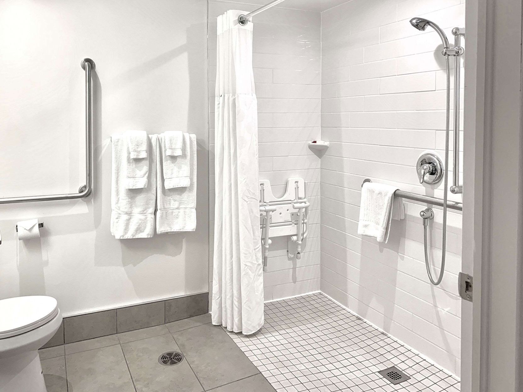 Baño | Tina con regadera, amenidades de baño gratuitas, secadora de cabello 