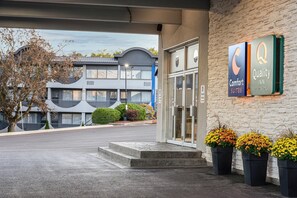 Exterior - Quality Inn & Conference Centre Kingston Central (Kingston)