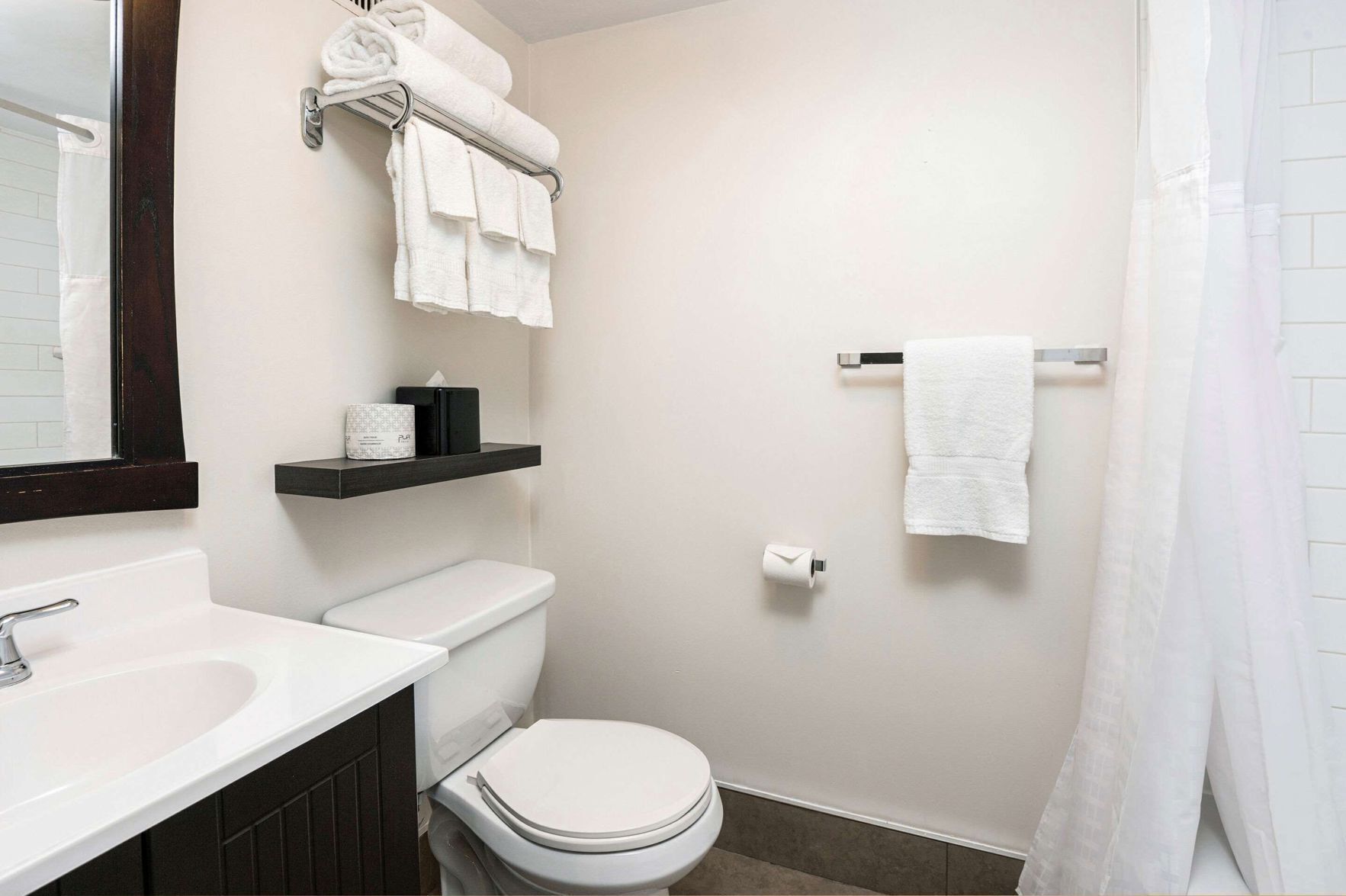 Baño | Tina con regadera, amenidades de baño gratuitas, secadora de cabello 