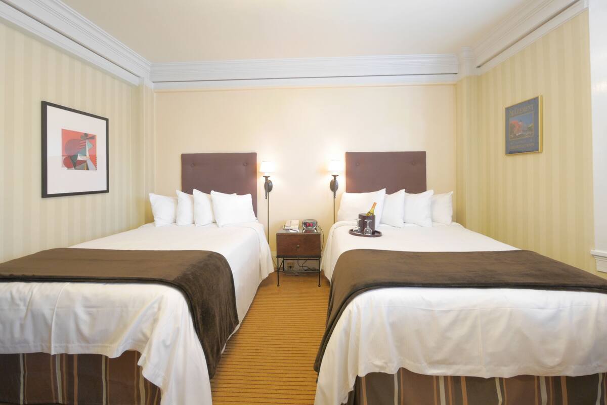Seprai premium, minibar, brankas, dan setrika/meja setrika