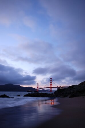 A bridge over water with a beach in the foreground. - Executive Hotel Vintage Court (San Francisco)