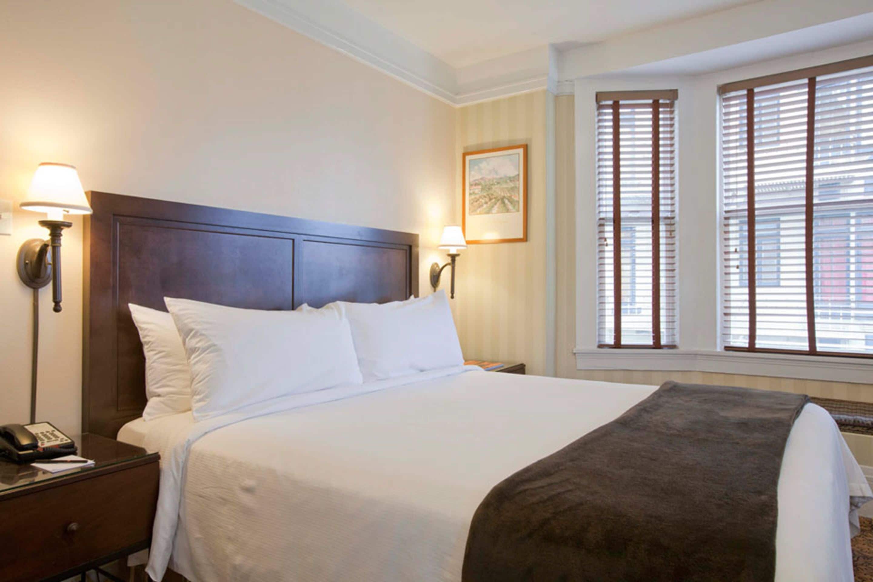 Sengetøy av topp kvalitet, minibar, safe på rommet og strykejern/-brett