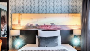 Minibar, brankas, meja kerja, dan Wi-Fi gratis