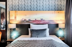 Minibar, brankas, meja kerja, dan Wi-Fi gratis