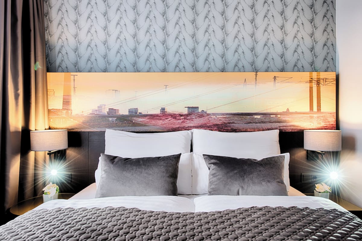 Minibar, in-room safe, desk, free WiFi