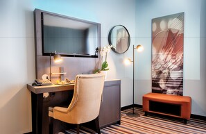 Comfort Room | Minibar, in-room safe, desk, free WiFi