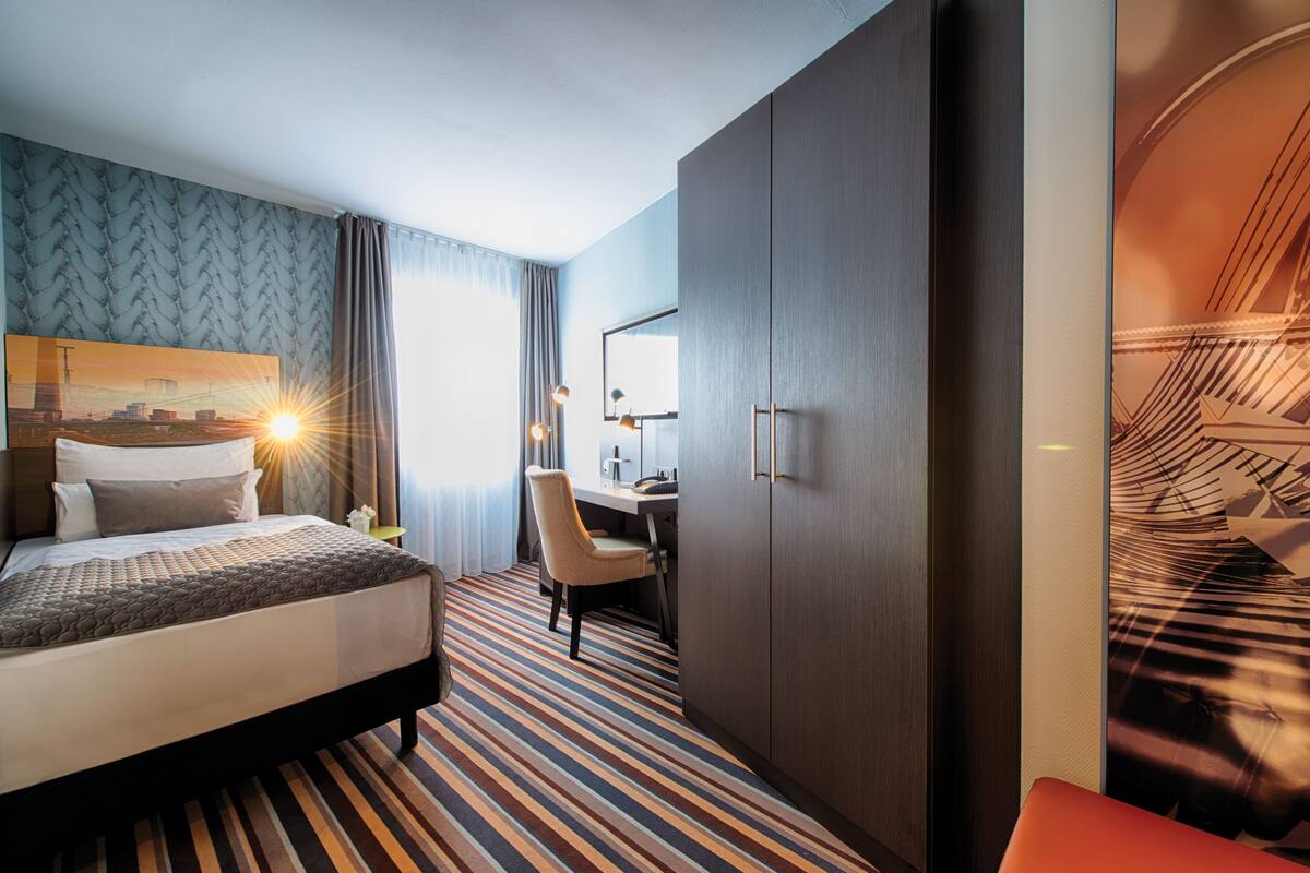 Quarto solteiro econômico | Frigobar, cofres nos quartos, escrivaninha, Wi-Fi de cortesia