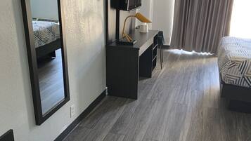 Skrivebord, skrivebord for bærbar PC og wi-fi (inkludert)