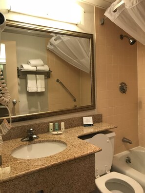 Combined shower/tub, towels - Motel 6 Lincoln, NE - Airport (Lincoln)