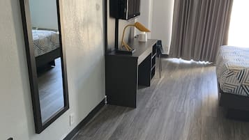 Schreibtisch, laptopgeeigneter Arbeitsplatz, kostenloses WLAN