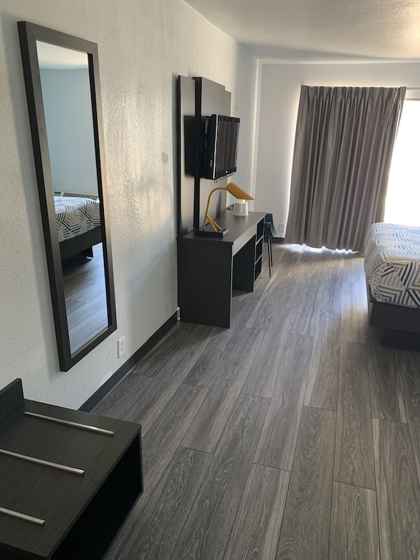 Desk, laptop workspace, free WiFi - Motel 6 Lincoln, NE - Airport (Lincoln)