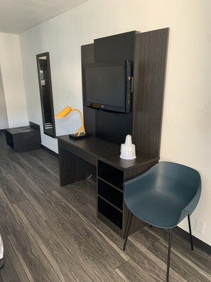 Desk, laptop workspace, free WiFi - Motel 6 Lincoln, NE - Airport (Lincoln)