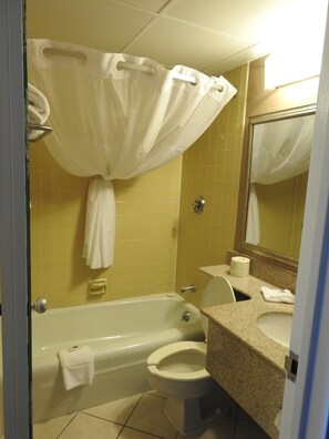 Combined shower/bathtub, towels