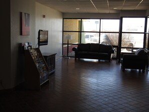 Lobby - Motel 6 Lincoln, NE - Airport (Lincoln)