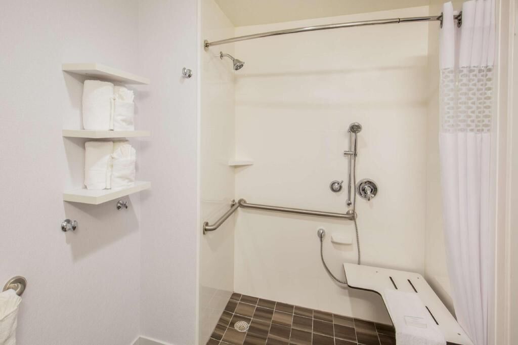 Bathroom | Combined shower/tub, free toiletries, bathrobes, towels