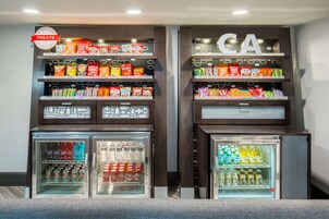 Una exhibición de bocadillos y bebidas, con diversas opciones empacadas.