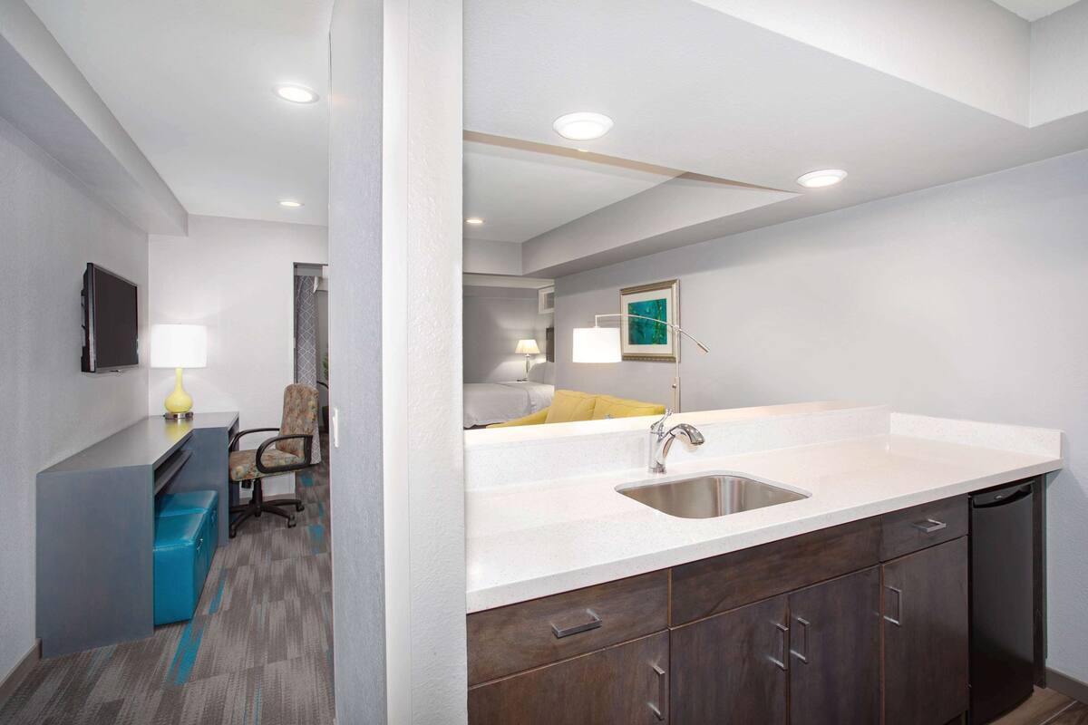 suite | minibar