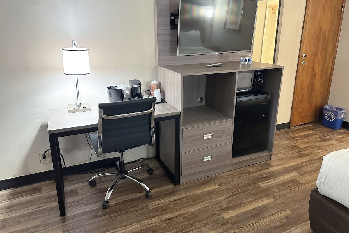 Een bureau, een laptopwerkplek, verduisterende gordijnen