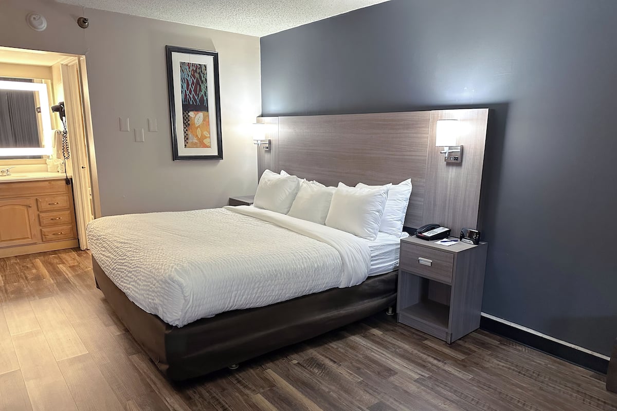 Een bureau, een laptopwerkplek, verduisterende gordijnen