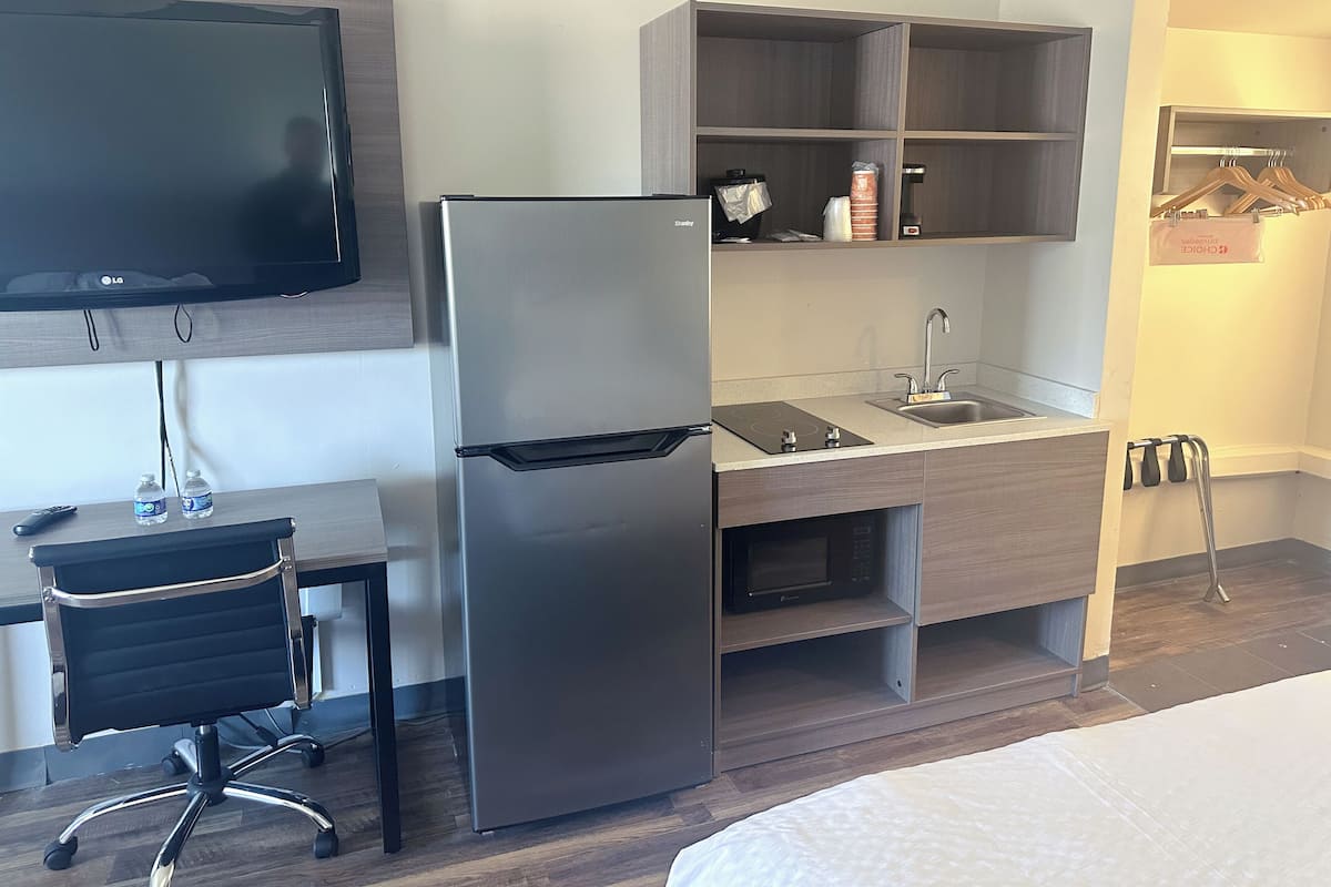 Een bureau, een laptopwerkplek, verduisterende gordijnen