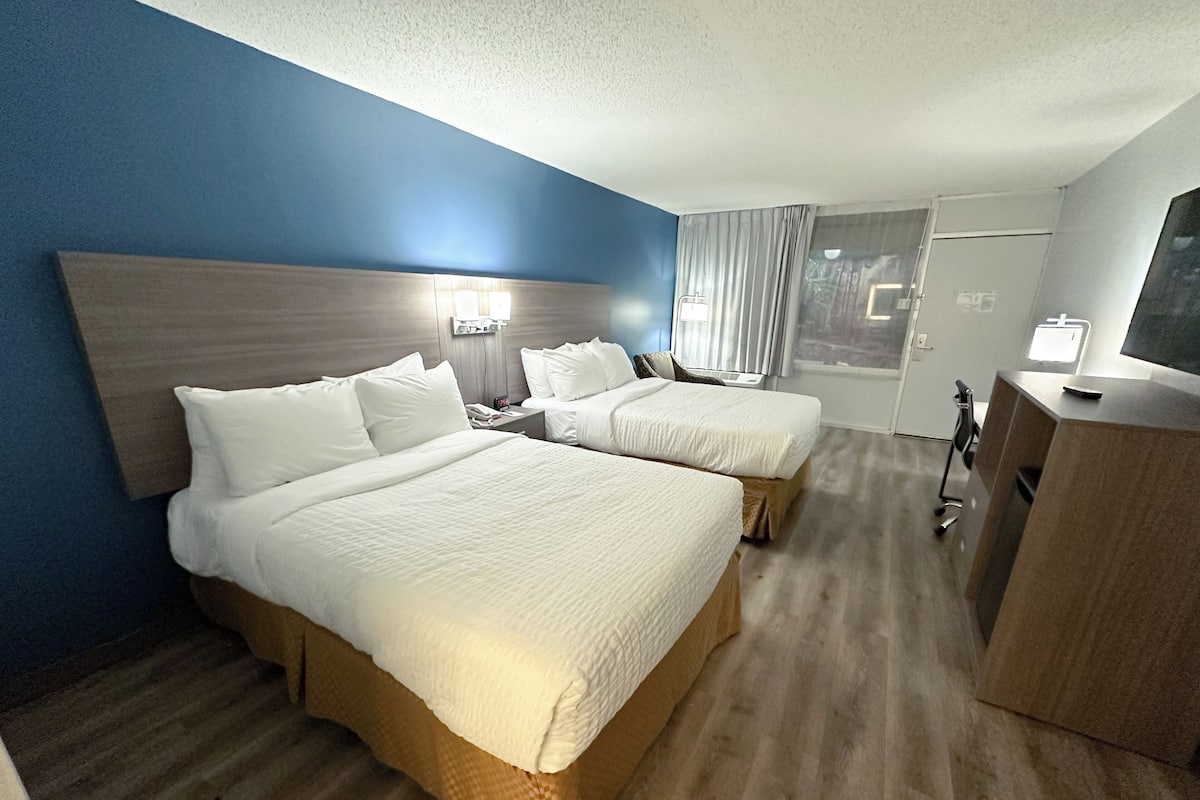 Kamer, 2 tweepersoonsbedden, niet-roken | Een bureau, een laptopwerkplek, verduisterende gordijnen