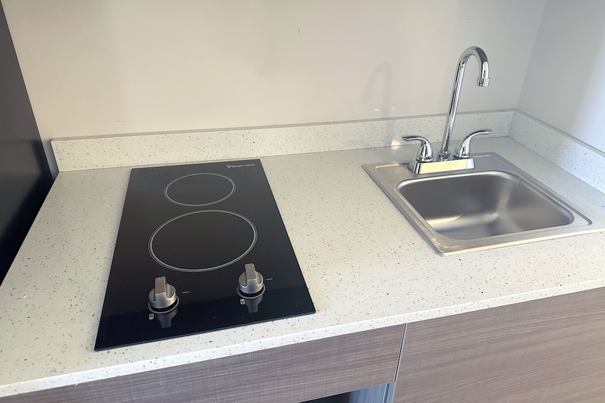 Een bureau, een laptopwerkplek, verduisterende gordijnen