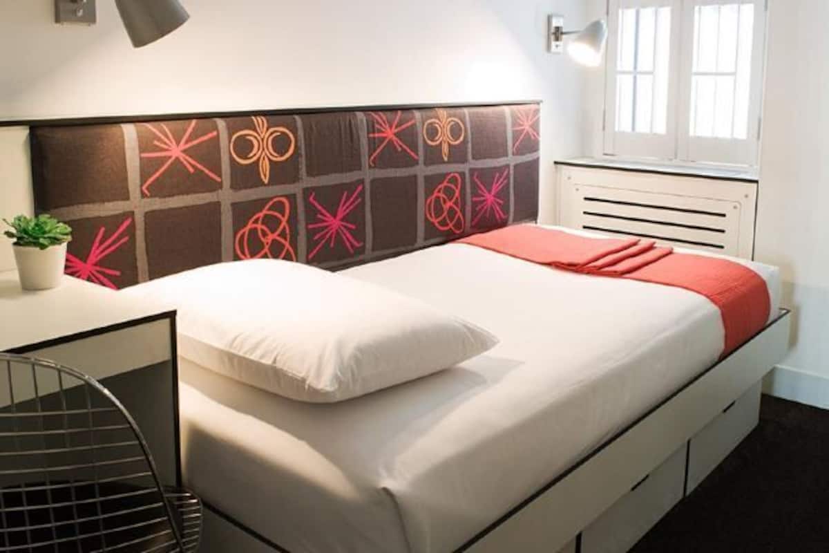 Ropa de cama de alta calidad y caja de seguridad en la habitación