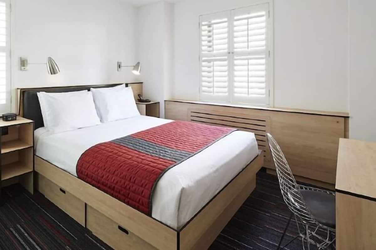 Ropa de cama de alta calidad y caja de seguridad en la habitación