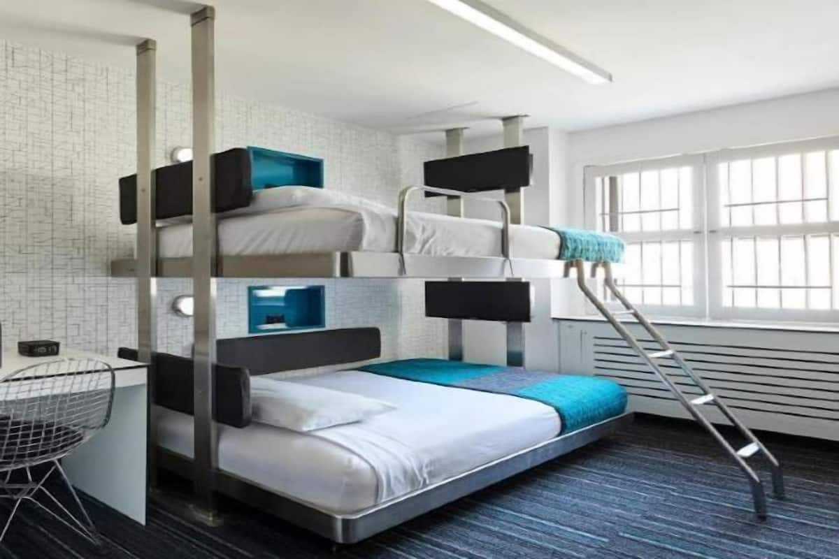 Ropa de cama de alta calidad y caja de seguridad en la habitación