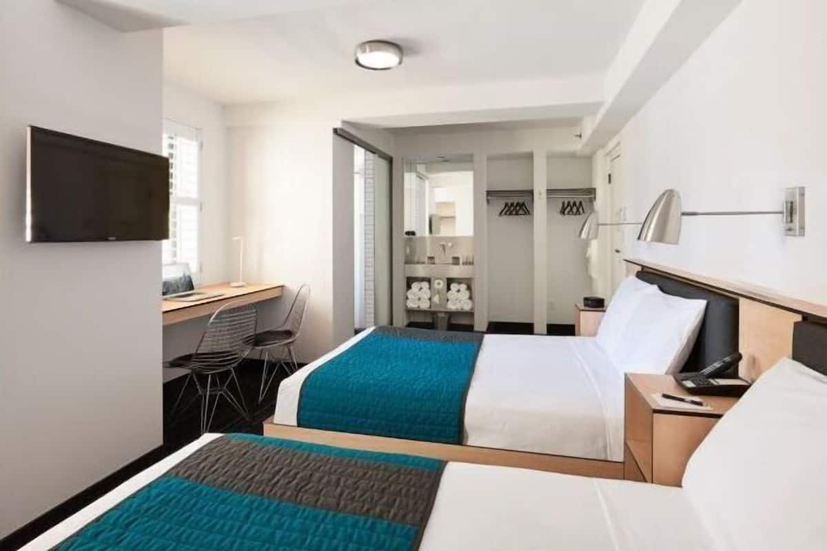 Ropa de cama de alta calidad y caja de seguridad en la habitación