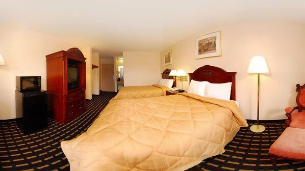 Rom med to dobbeltsenger, tilrettelagt for rullestolbrukere | Safe på rommet, skrivebord, strykejern/-brett og wi-fi (inkludert)