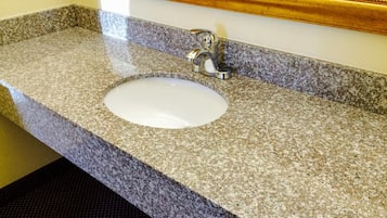 Combined shower/tub, towels