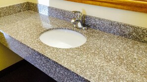 Combined shower/tub, towels
