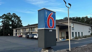 A motel sign with the number 6 and the address 1499. - Motel 6 Macclenny, FL (MacClenny)