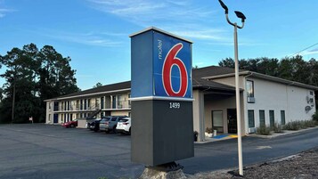 Señal de motel con el número 6 y la dirección 1499.