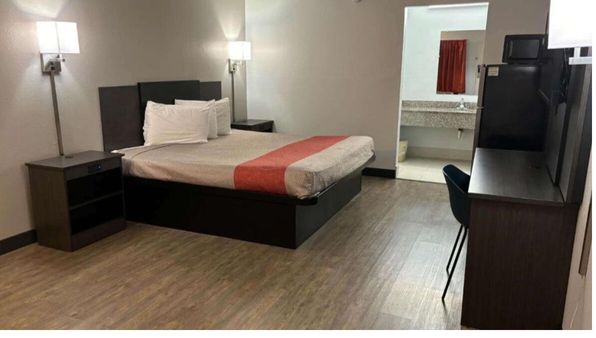 Escritorio, wifi gratis y ropa de cama 