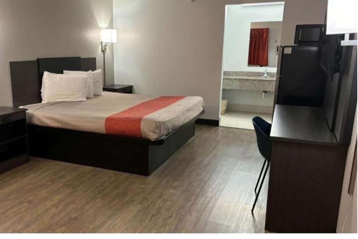 Escritorio, wifi gratis y ropa de cama