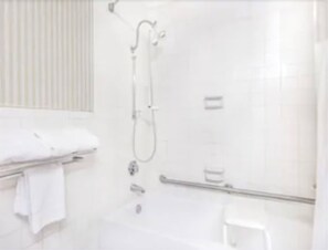 Combined shower/tub, hydromassage showerhead, free toiletries