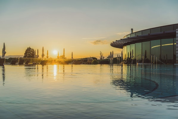 2 indoor pools, 4 outdoor pools, open 7:00 AM to 7:00 PM, pool umbrellas