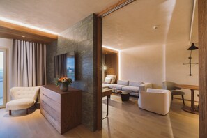 Deluxe Suite | 1 bedroom, Egyptian cotton sheets, premium bedding, minibar