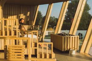 Un interior moderno de madera con un ventanal grande que da a un cuerpo de agua.