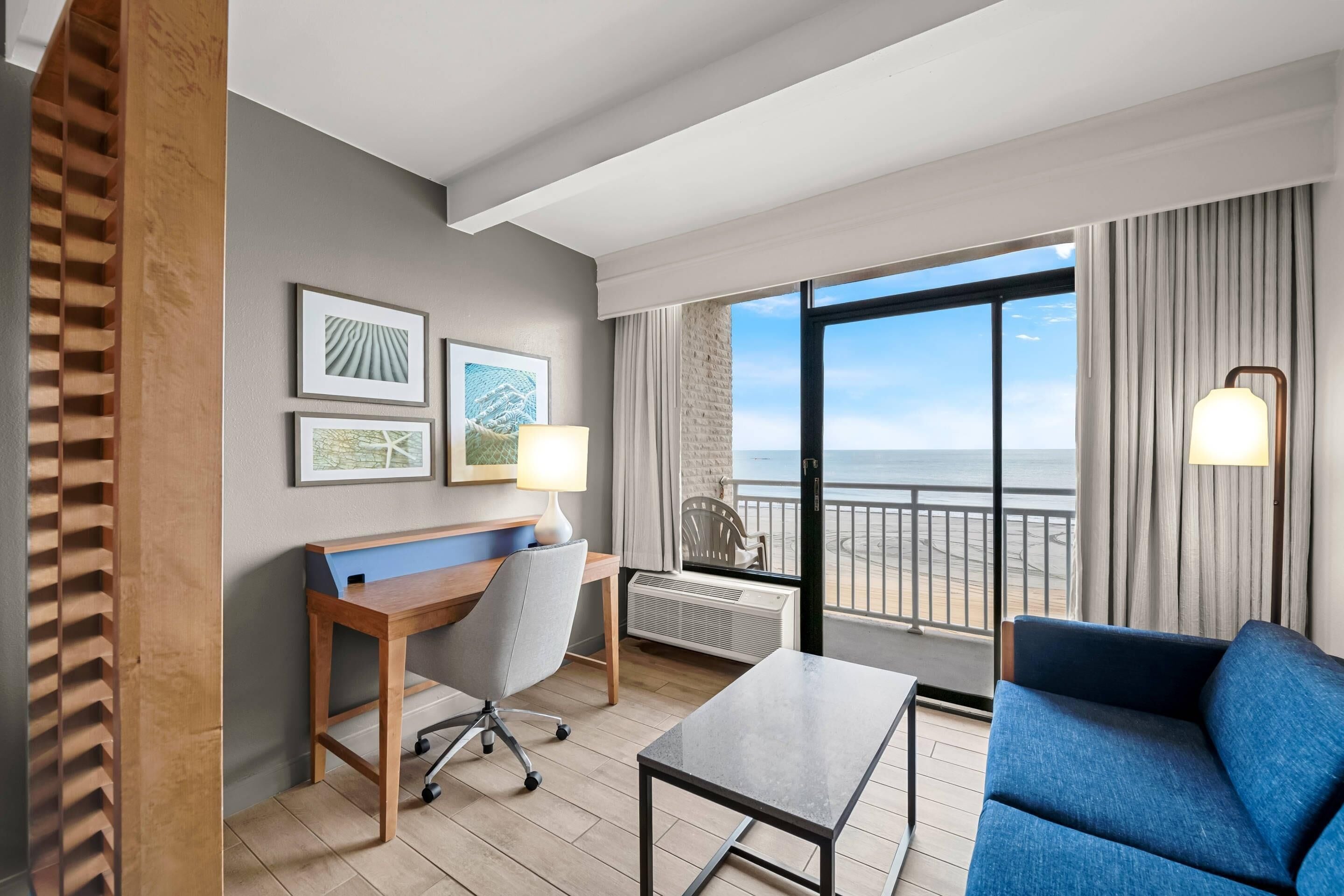 Coffres-forts dans les chambres, bureau, fer et planche à repasser