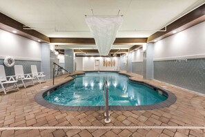 Una piscina cubierta, una piscina climatizada