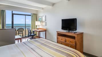 Habitació d'hotel amb llit, escriptori, televisió i vistes a l'oceà.