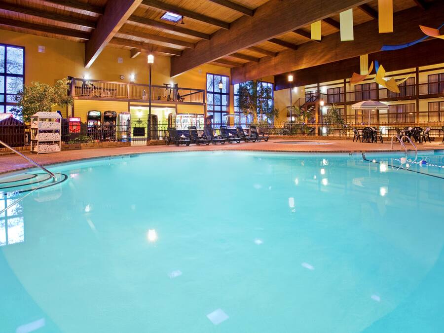 Una piscina cubierta