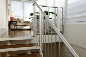 Signature suite, 1 kingsize bed | Hypoallergeen beddengoed, een minibar, een kluis op de kamer, een bureau
