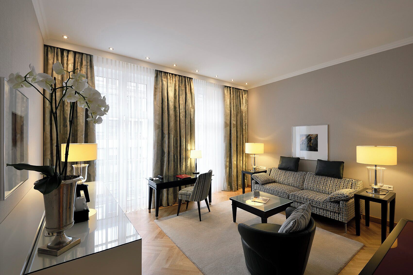 Suite, 1 kingsize-seng | Allergitestet sengetøy, minibar, safe på rommet og skrivebord